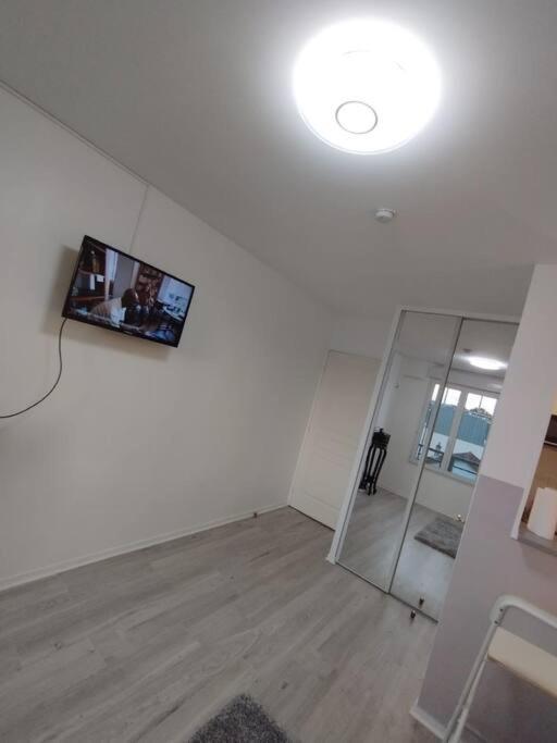 Centre Equipe Wifi, 7minutes A Pieds Gare Avec Rer B , Orlyval *